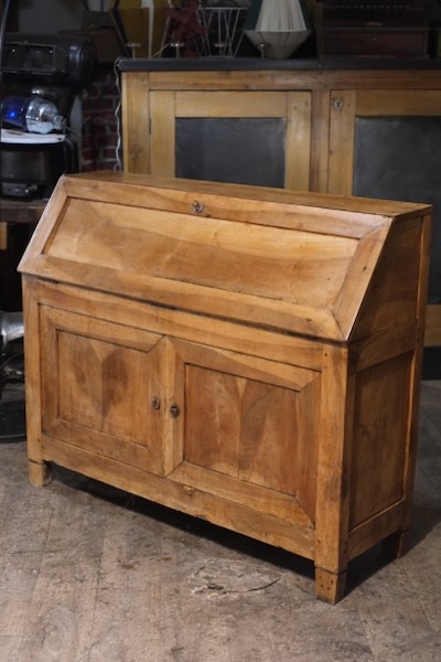 ecritoire XIXiemle siecle en noyer clair massif ancien